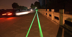 Zet de groene laserpointer met hoog vermogen in brand